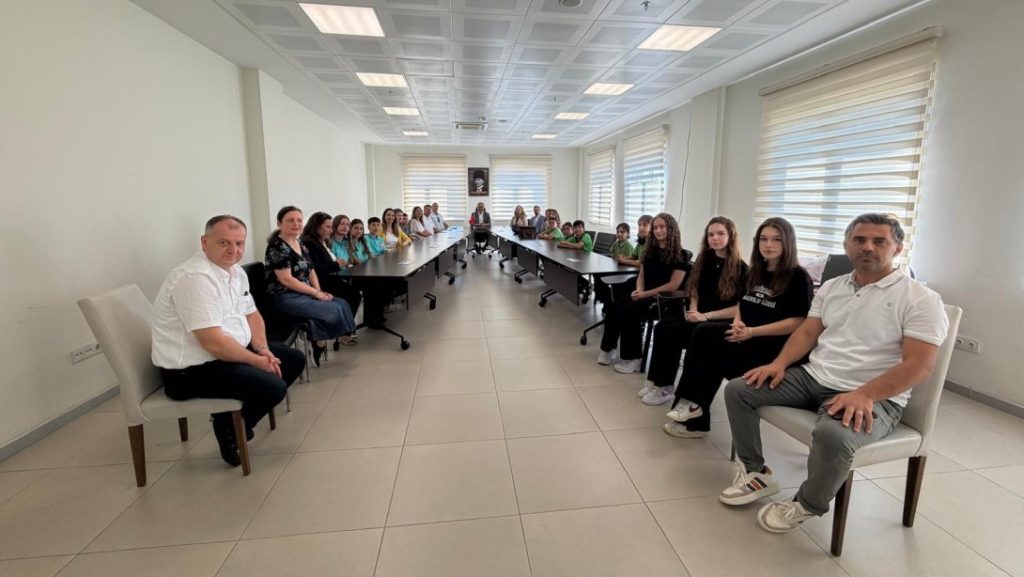 Yeşil Vatan Benim Okulum Geleceğe Çare İklim Münazarası ve KOP31 Sıfır Atık Projelerinde Dereceye Giren Öğrencilerimize Ödülleri Müdürlüğümüzde Takdim Edildi