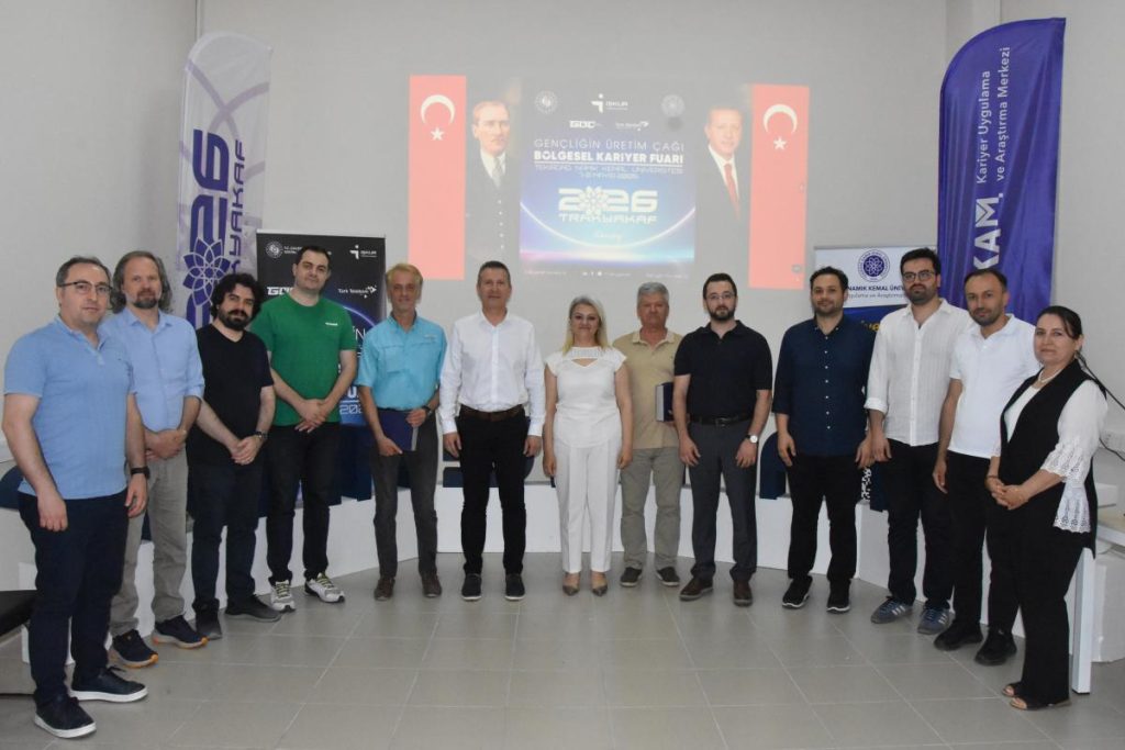 TRAKYA KARİYER FUARINDA GÖREV ALAN AKADEMİK VE İDARİ PERSONELE PLAKET TAKDİMİ