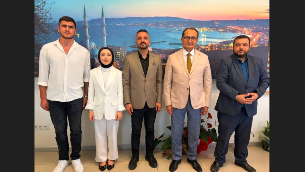 Süleymanpaşa Ülkü Ocakları İlçe Başkanı Mehmet Aybuğa ve Yönetiminden İlçe Milli Eğitim Müdürü Fahri Kırmızı'ya Ziyaret