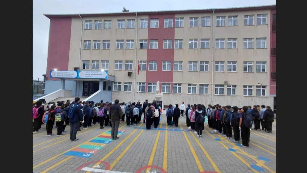 İlçe Millî Eğitim Müdürümüz İlçemiz Murat Hüdavendigar İlkokulu ve Prof. Dr. Osman Öztürk İmam Hatip Ortaokulunda Bayrak Töreni'ne Katıldı