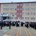 İlçe Millî Eğitim Müdürümüz İlçemiz Murat Hüdavendigar İlkokulu ve Prof. Dr. Osman Öztürk İmam Hatip Ortaokulunda Bayrak Töreni'ne Katıldı