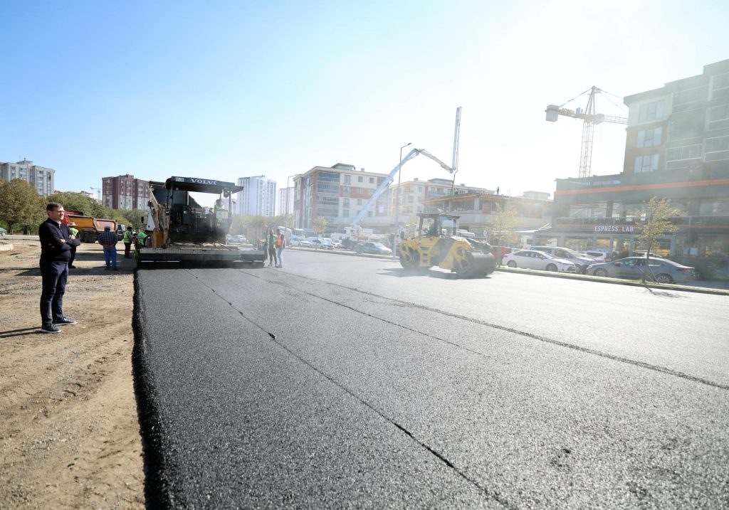 KARTALTEPE ÖNÜNDEKİ OTOPARKTA SICAK ASFALT ÇALIŞMALARI TAMAMLANDI